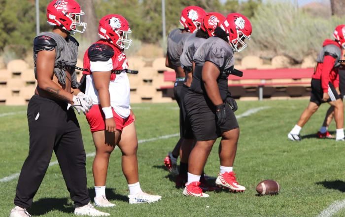 Paki Fanau (left) and Pou Tatofi (at center) during practice. Photo: John Murphy